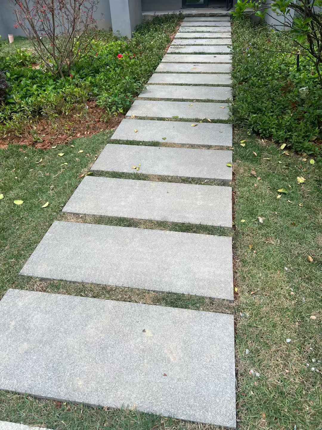 孝感 芝麻黑小区踏步、汀步石铺装效果